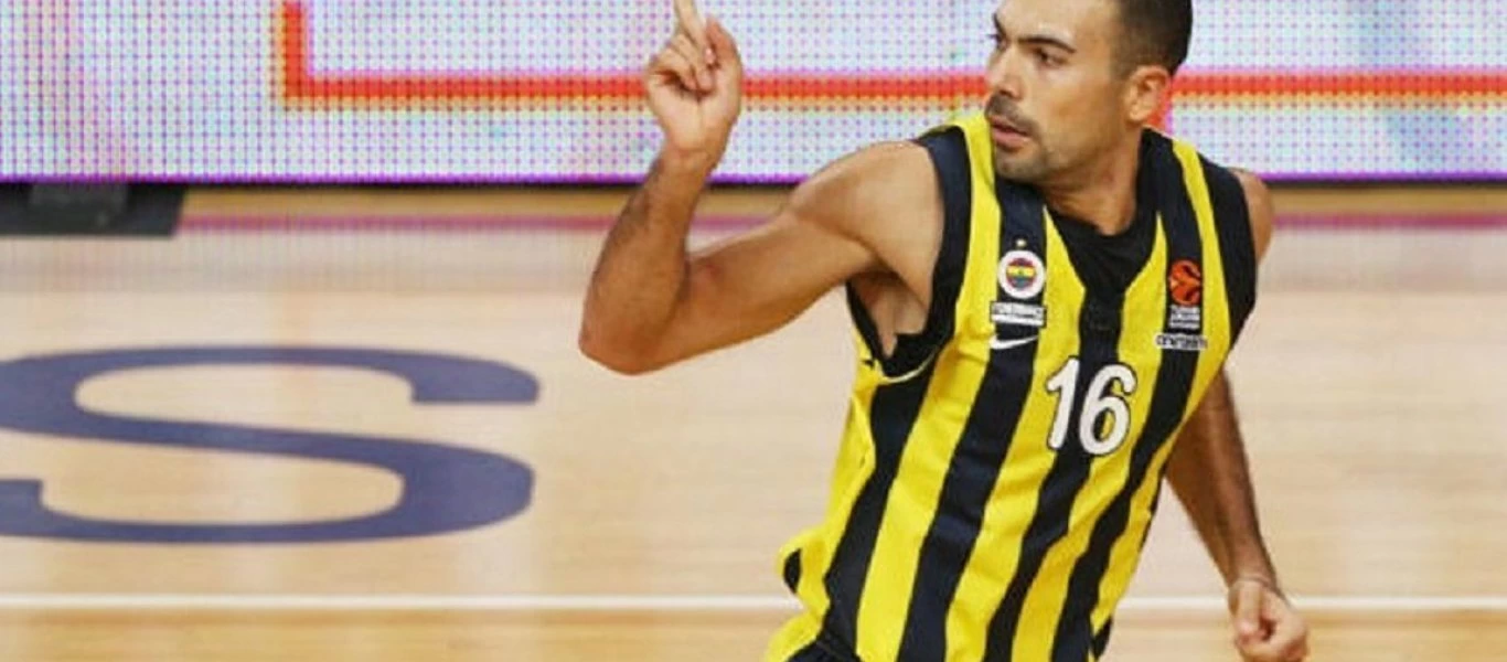 Κώστας Σλούκας: Απίθανο καλάθι κάτω από το κέντρο - Στο φινάλε της πρώτης περιόδου της αναμέτρησης (βίντεο)